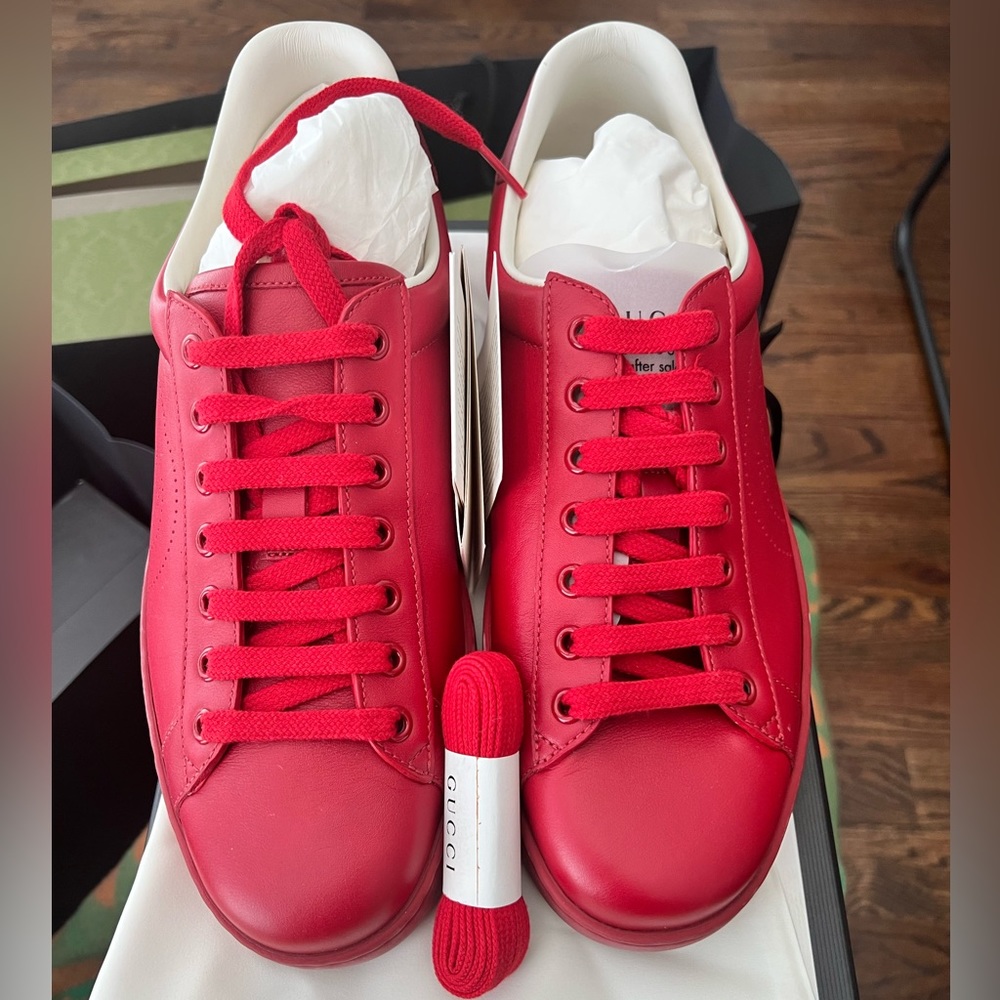 Selling Gucci Men Sneakers